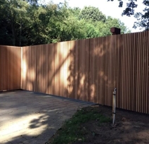 Buitenpoort in staal en ceder hout