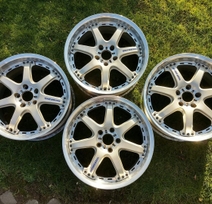 Tweedelige aluminium velg met gepolijste kern. 3 Lagen poederlak in Gun Metal Grey Hoogglans!