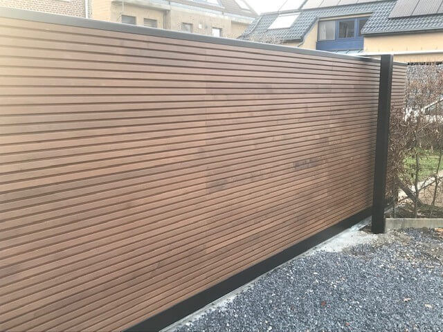 Cadre de portail coulissant recouvert de bois