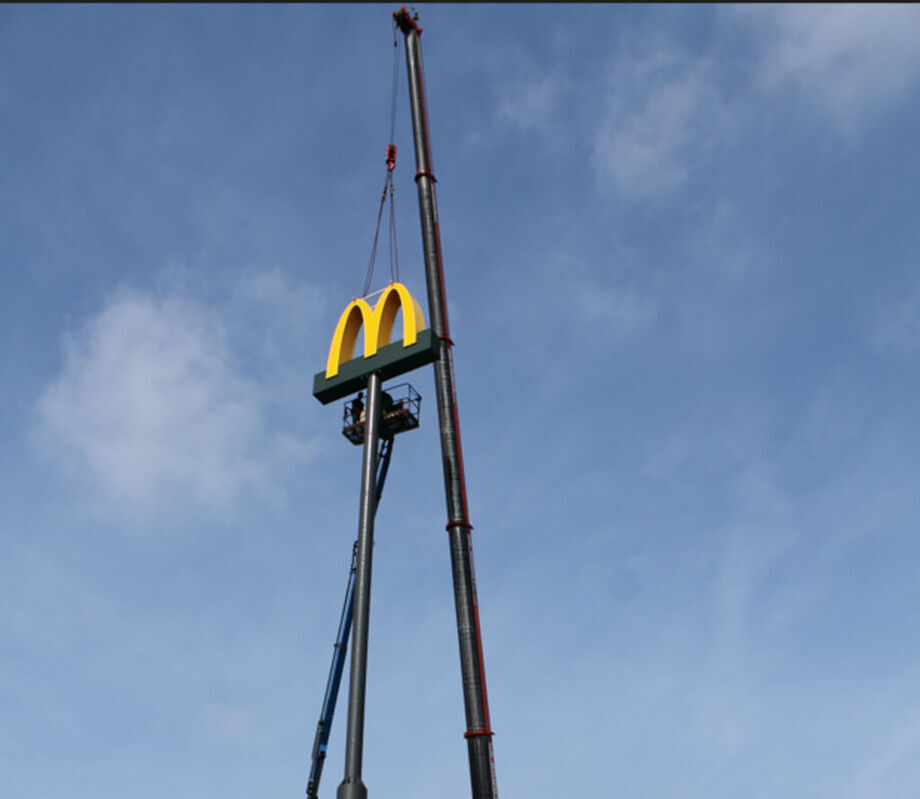 Mât publicitaire avec un grand logo pour McDonald’s