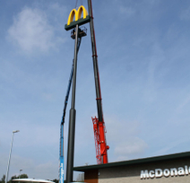 Poederlakken reclamemast met groot logo voor McDonald’s